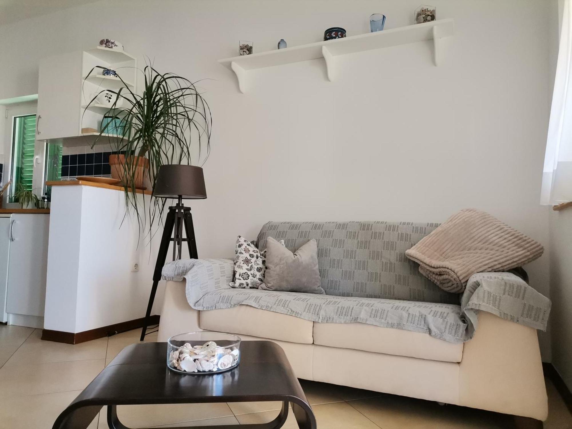 Delina Apartment Banjol